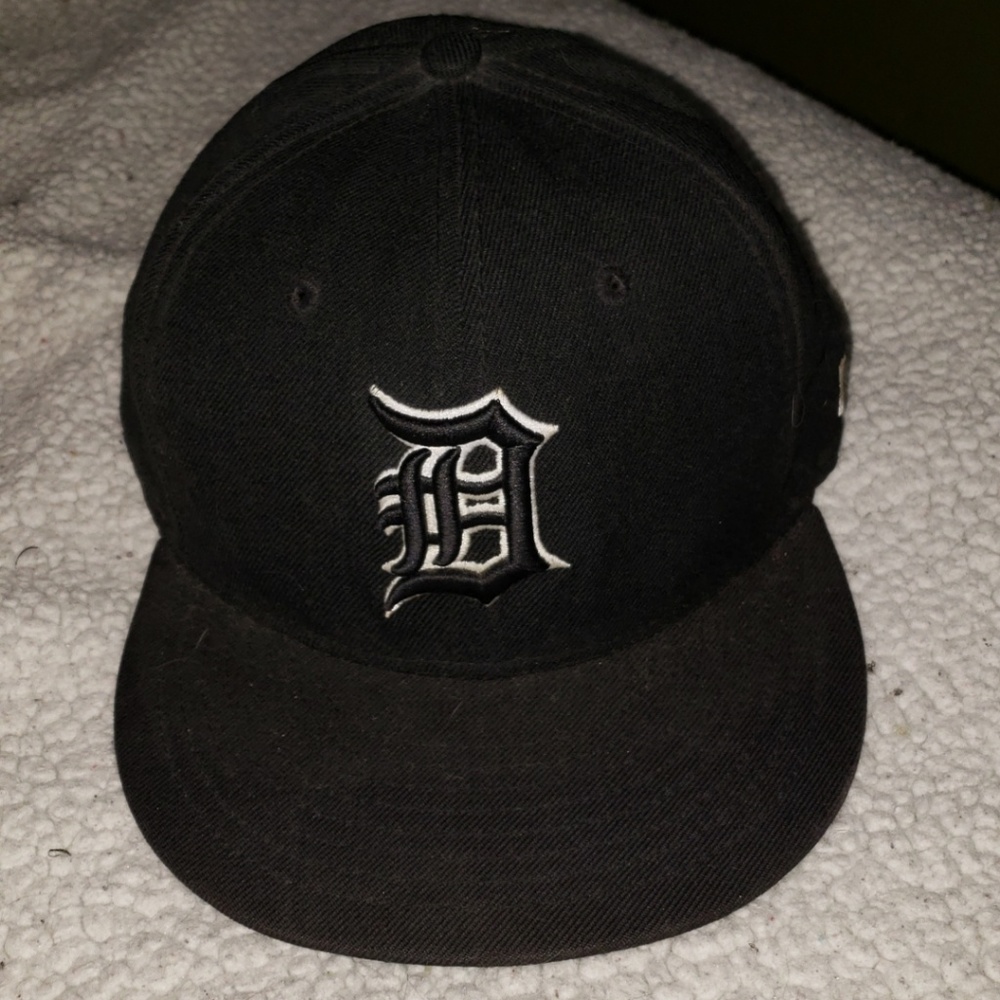 Black on black detroit fitted hat size 7 3/8